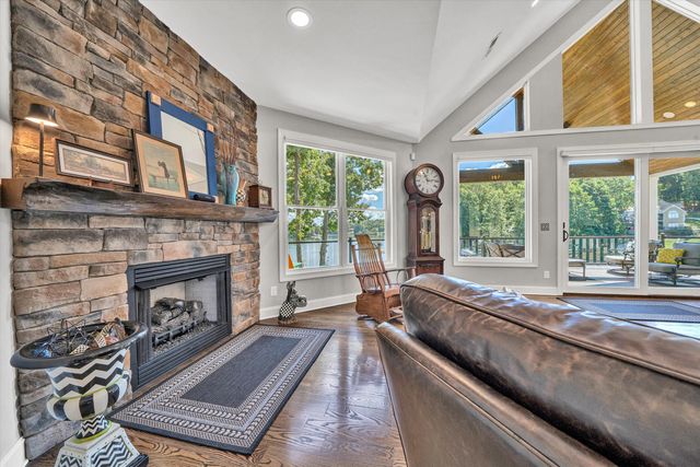 152 Windward Pointe DR, Moneta, VA 24121