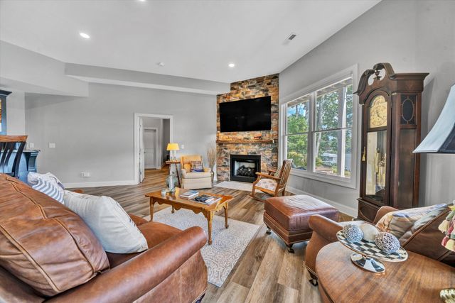 152 Windward Pointe DR, Moneta, VA 24121