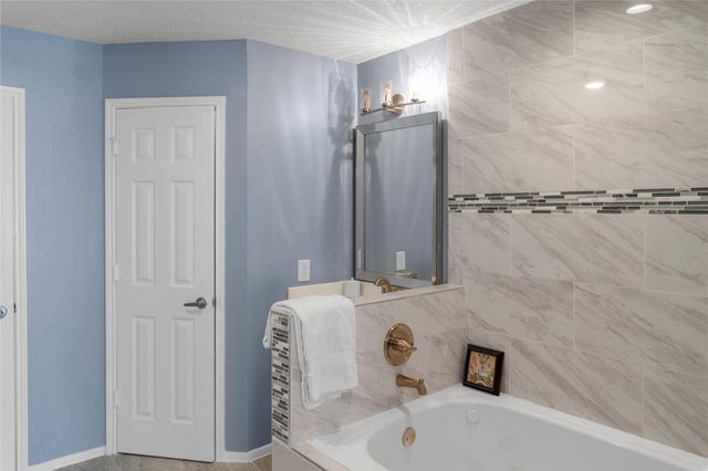 1405 El Camino Village Drive, Webster, TX 77058