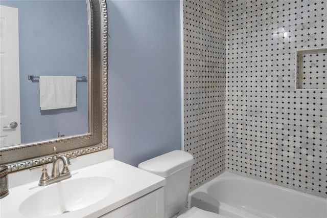 1405 El Camino Village Drive, Webster, TX 77058