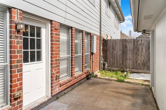 1405 El Camino Village Drive, Webster, TX 77058