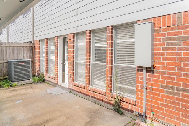 1405 El Camino Village Drive, Webster, TX 77058