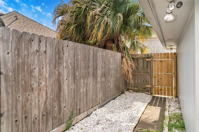 1405 El Camino Village Drive, Webster, TX 77058