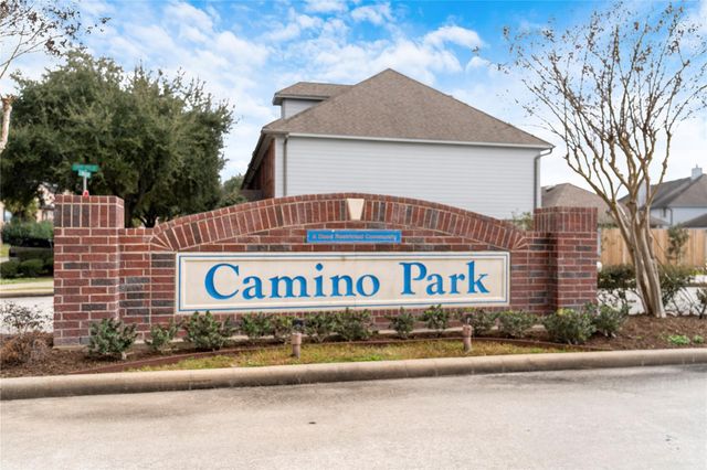 1405 El Camino Village Drive, Webster, TX 77058