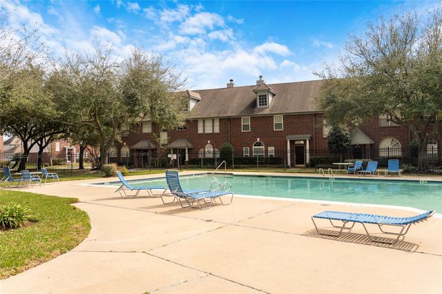 1405 El Camino Village Drive, Webster, TX 77058