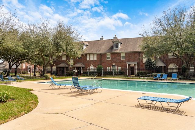 1405 El Camino Village Drive, Webster, TX 77058