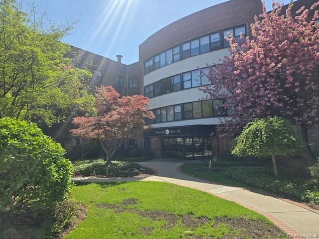 46 Grace Avenue 2J, Great Neck, NY 11021