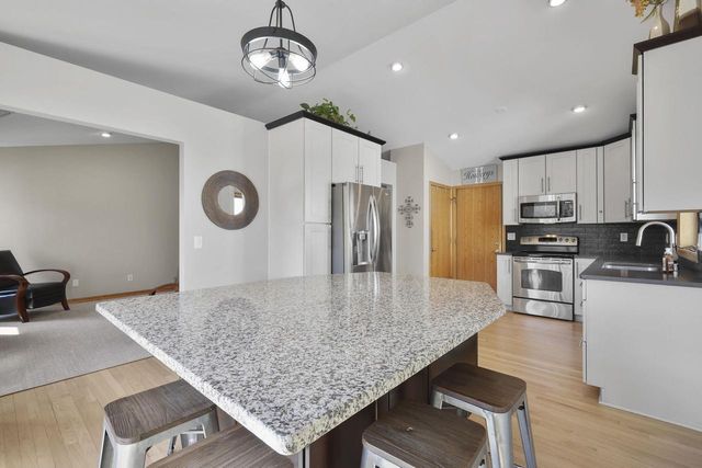 5915 Running Deer Trail, Mcfarland, WI 53558