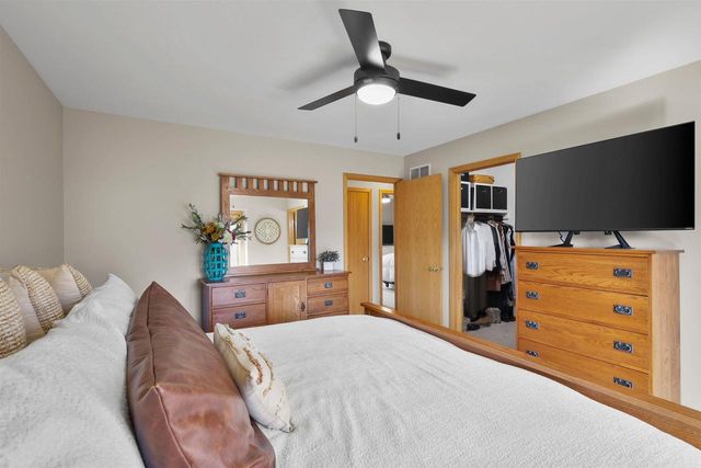 5915 Running Deer Trail, Mcfarland, WI 53558