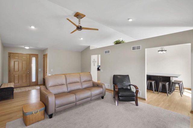 5915 Running Deer Trail, Mcfarland, WI 53558