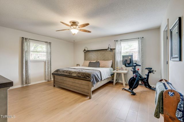 2400 Larkspur Drive, Johnson City, TN 37604