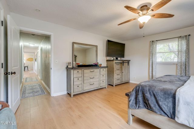 2400 Larkspur Drive, Johnson City, TN 37604
