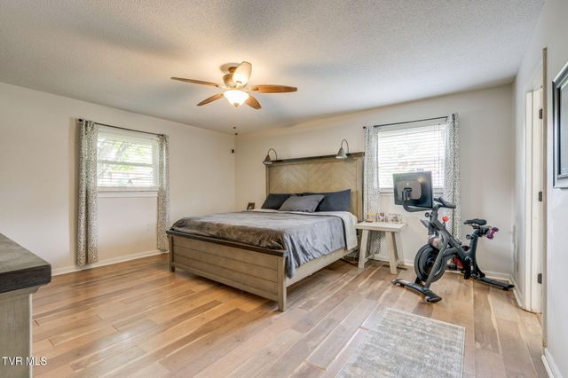 2400 Larkspur Drive, Johnson City, TN 37604