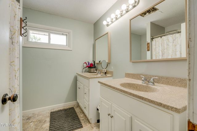 2400 Larkspur Drive, Johnson City, TN 37604