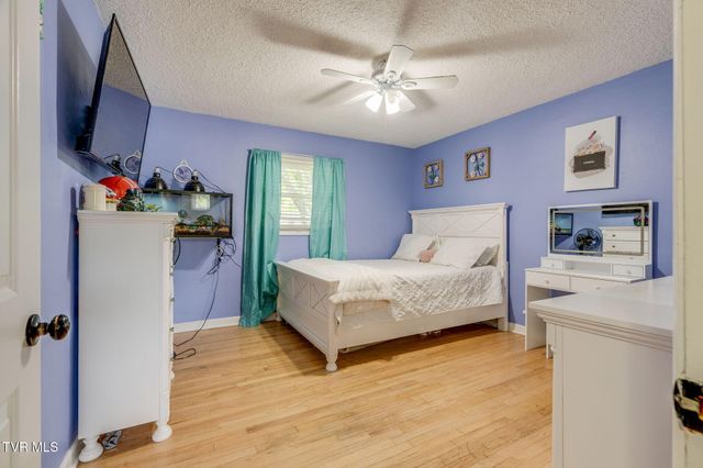 2400 Larkspur Drive, Johnson City, TN 37604