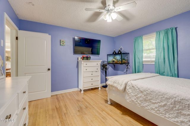 2400 Larkspur Drive, Johnson City, TN 37604