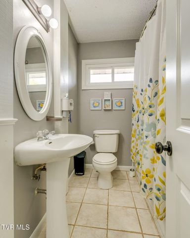 2400 Larkspur Drive, Johnson City, TN 37604