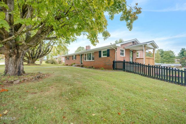 2400 Larkspur Drive, Johnson City, TN 37604