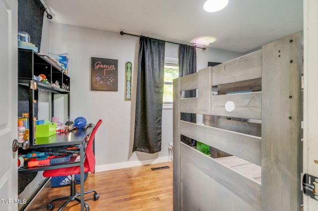 2400 Larkspur Drive, Johnson City, TN 37604