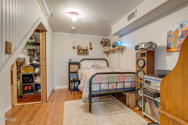 2400 Larkspur Drive, Johnson City, TN 37604