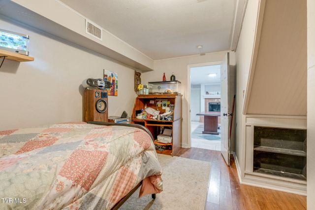 2400 Larkspur Drive, Johnson City, TN 37604