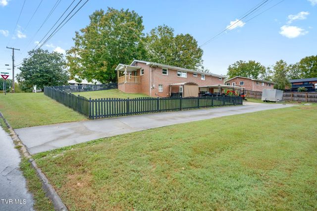 2400 Larkspur Drive, Johnson City, TN 37604
