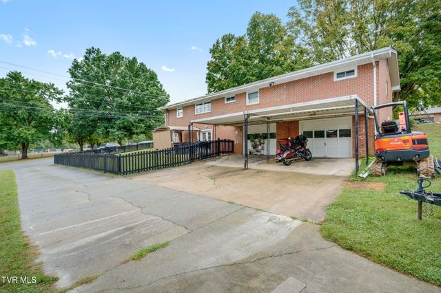 2400 Larkspur Drive, Johnson City, TN 37604