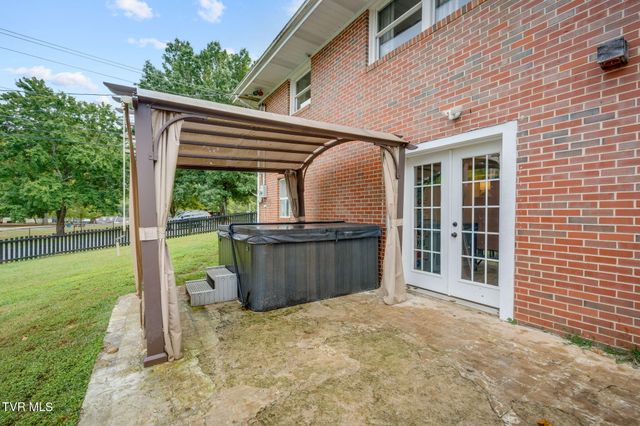 2400 Larkspur Drive, Johnson City, TN 37604