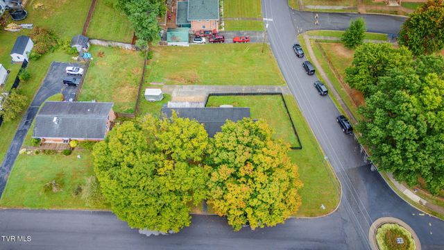 2400 Larkspur Drive, Johnson City, TN 37604