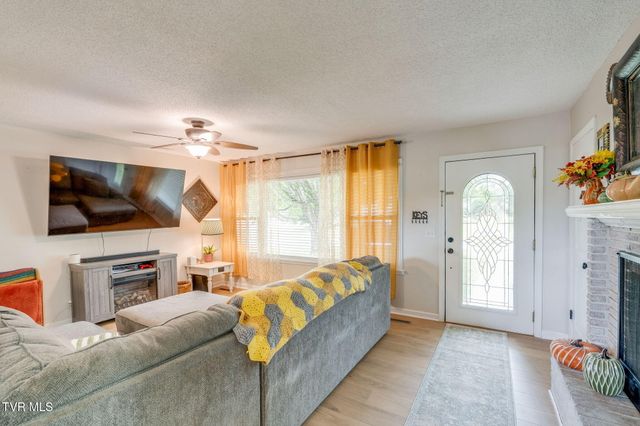 2400 Larkspur Drive, Johnson City, TN 37604