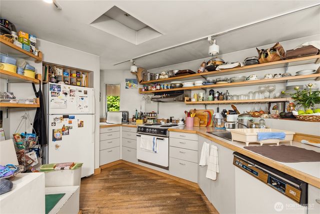 111 W Kinnear Place, Seattle, WA 98119