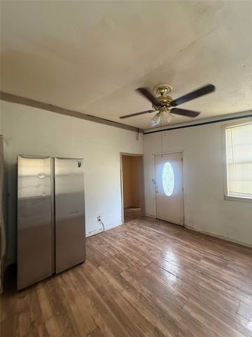 233 W Hammond Street, Lancaster, TX 75146