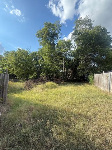 233 W Hammond Street, Lancaster, TX 75146