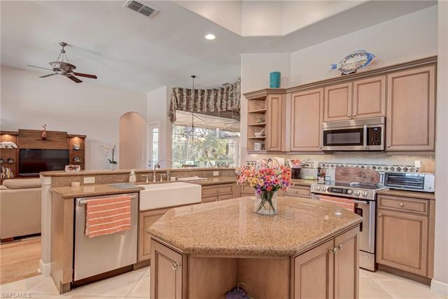 3126 Terramar CT, Naples, FL 34119