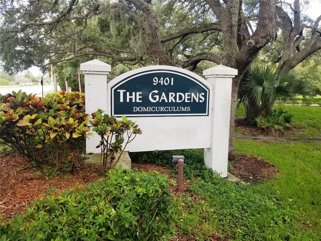 Image 2 of property listing at 121 ASPEN CIRCLE 121, Seminole, FL 33777