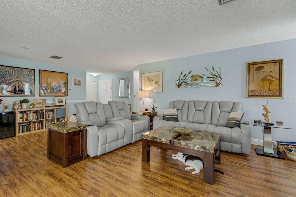 Image 11 of property listing at 121 ASPEN CIRCLE 121, Seminole, FL 33777