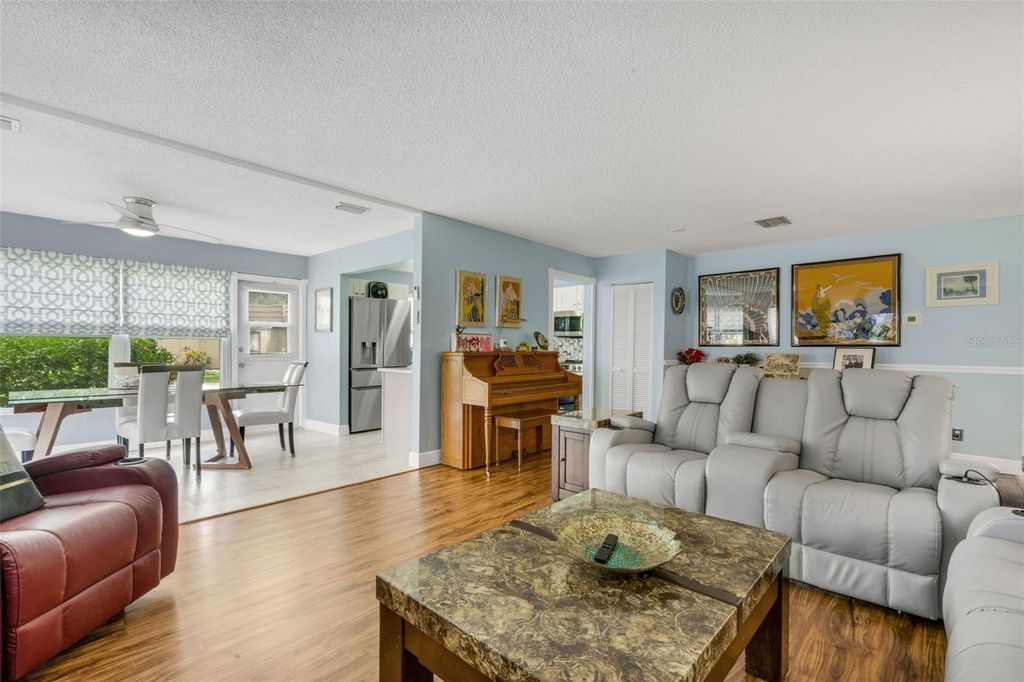 Image 12 of property listing at 121 ASPEN CIRCLE 121, Seminole, FL 33777