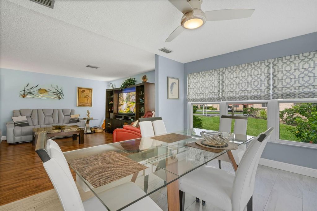 Image 13 of property listing at 121 ASPEN CIRCLE 121, Seminole, FL 33777