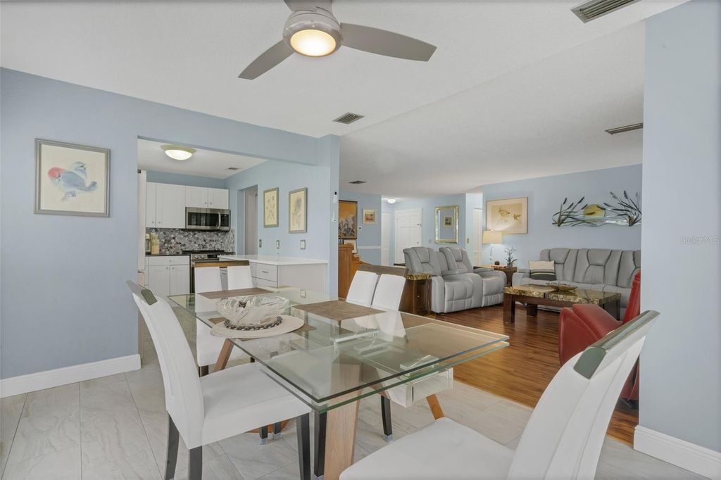 Image 14 of property listing at 121 ASPEN CIRCLE 121, Seminole, FL 33777