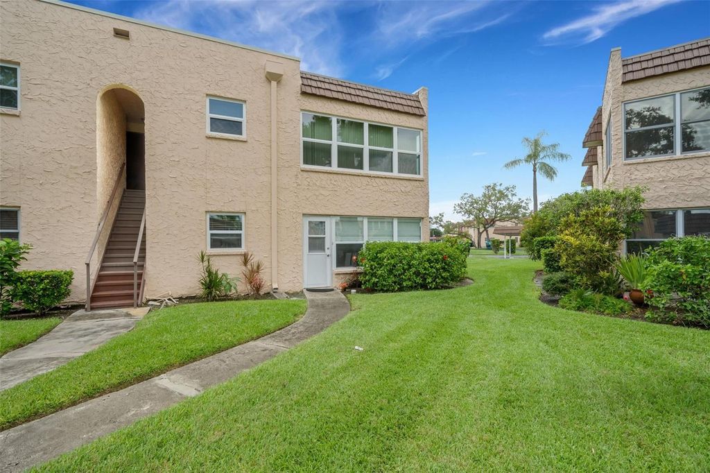 Image 16 of property listing at 121 ASPEN CIRCLE 121, Seminole, FL 33777