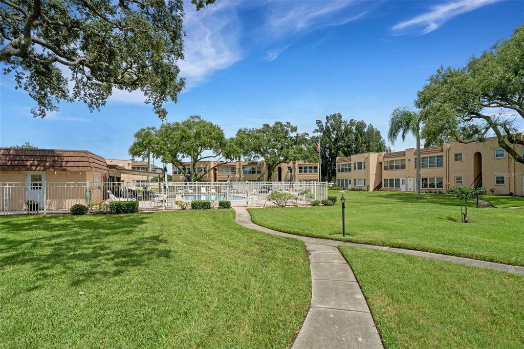 Image 17 of property listing at 121 ASPEN CIRCLE 121, Seminole, FL 33777