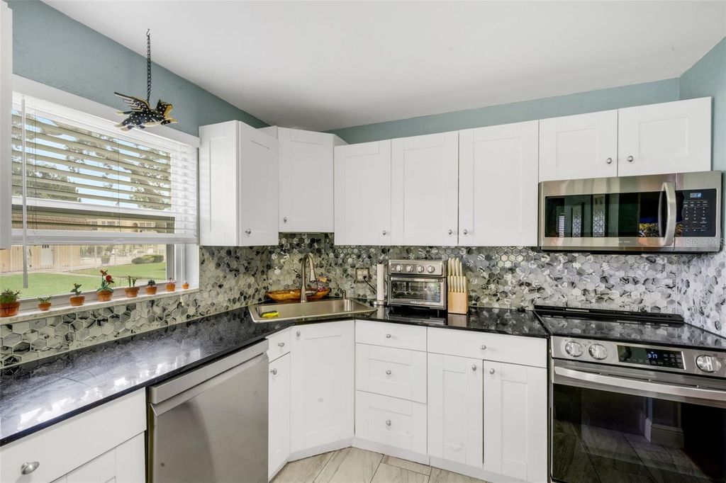 Image 19 of property listing at 121 ASPEN CIRCLE 121, Seminole, FL 33777