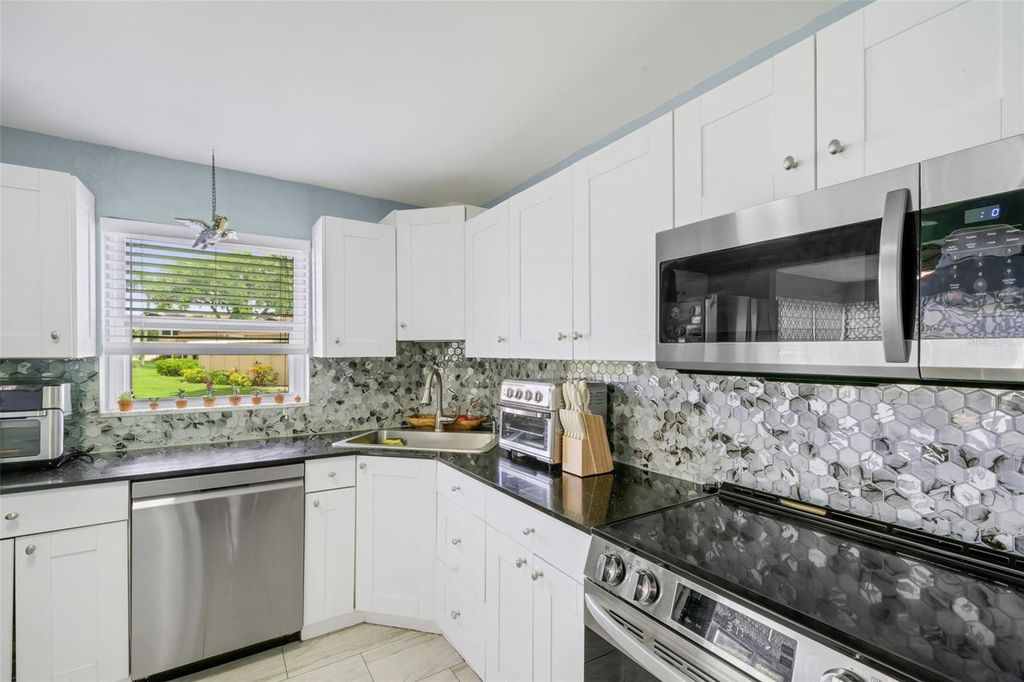 Image 20 of property listing at 121 ASPEN CIRCLE 121, Seminole, FL 33777