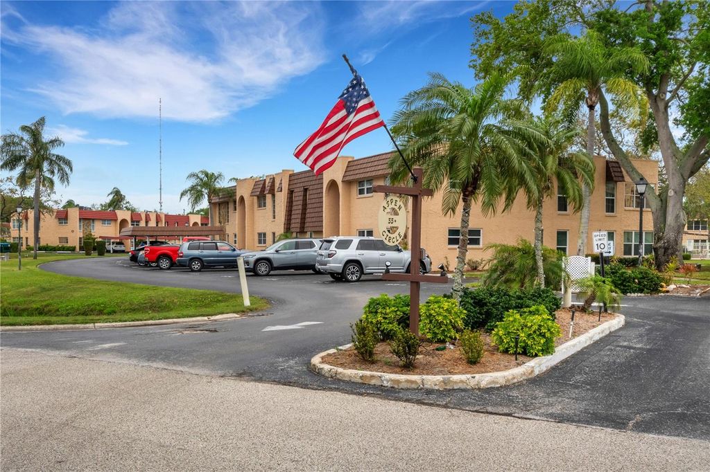 Image 3 of property listing at 121 ASPEN CIRCLE 121, Seminole, FL 33777