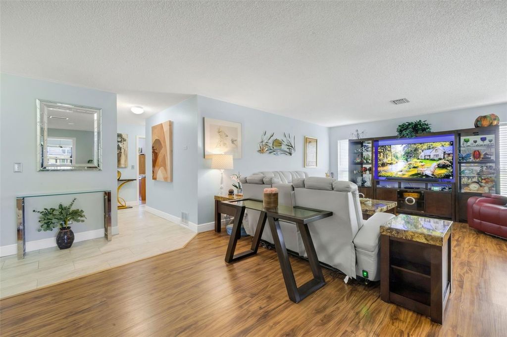 Image 22 of property listing at 121 ASPEN CIRCLE 121, Seminole, FL 33777