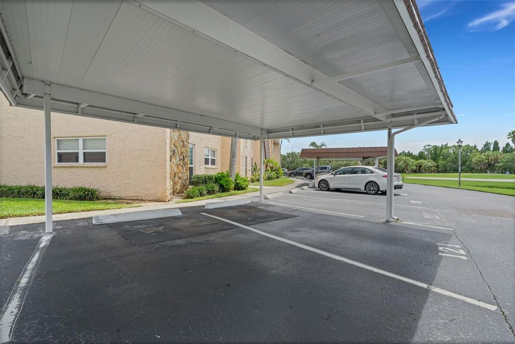 Image 4 of property listing at 121 ASPEN CIRCLE 121, Seminole, FL 33777