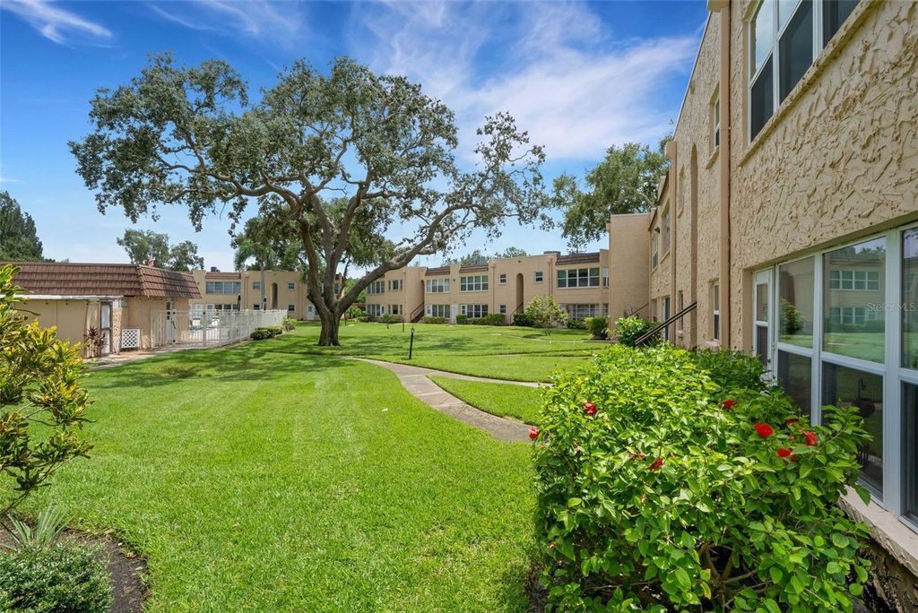 Image 33 of property listing at 121 ASPEN CIRCLE 121, Seminole, FL 33777