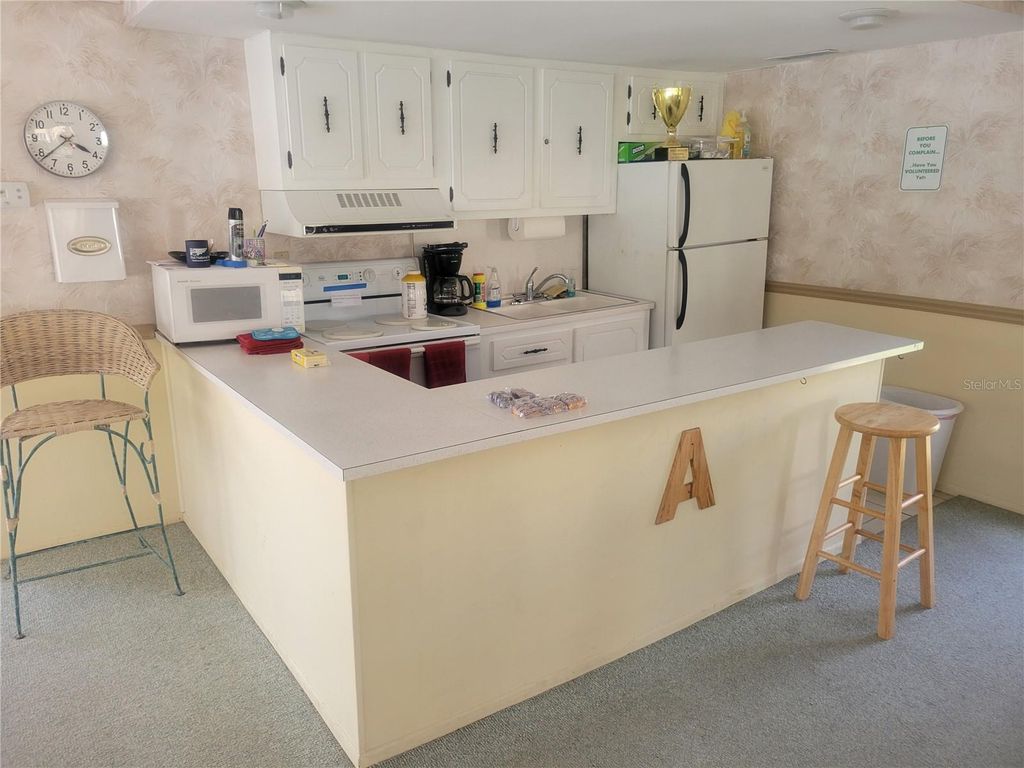 Image 37 of property listing at 121 ASPEN CIRCLE 121, Seminole, FL 33777