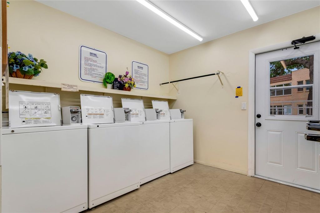 Image 39 of property listing at 121 ASPEN CIRCLE 121, Seminole, FL 33777