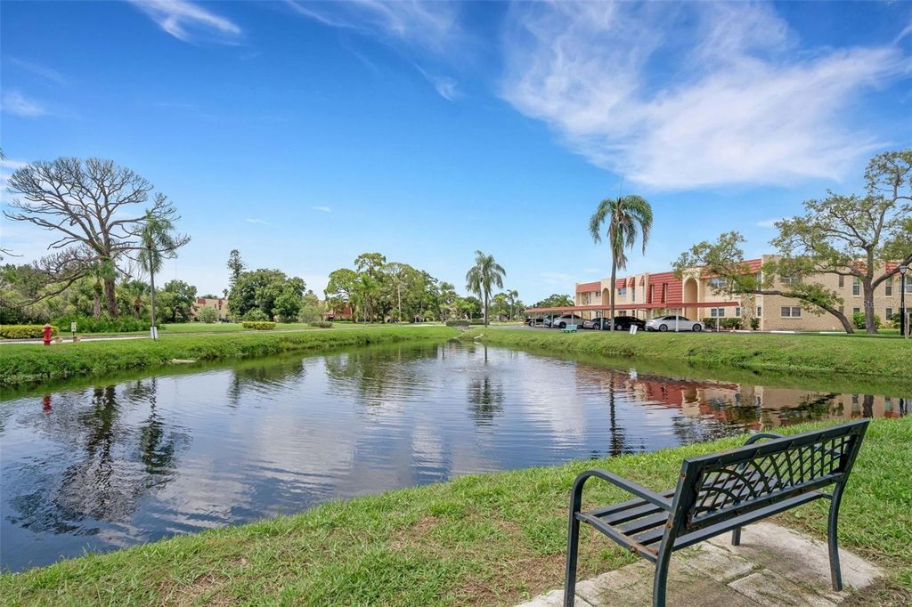 Image 5 of property listing at 121 ASPEN CIRCLE 121, Seminole, FL 33777